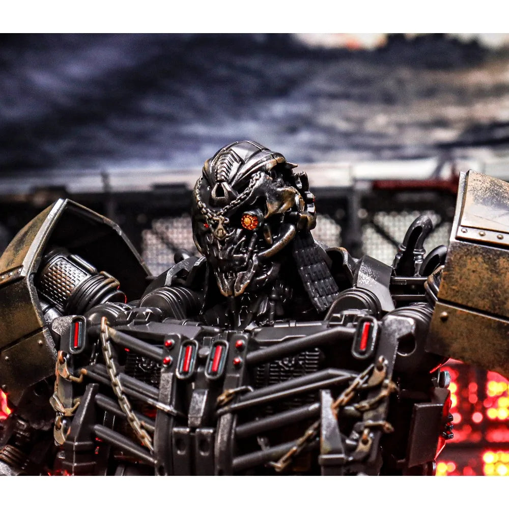 Transformers-Figur Scourge im Großformat 25cm — Leuchtende Legierung, gealterte Version