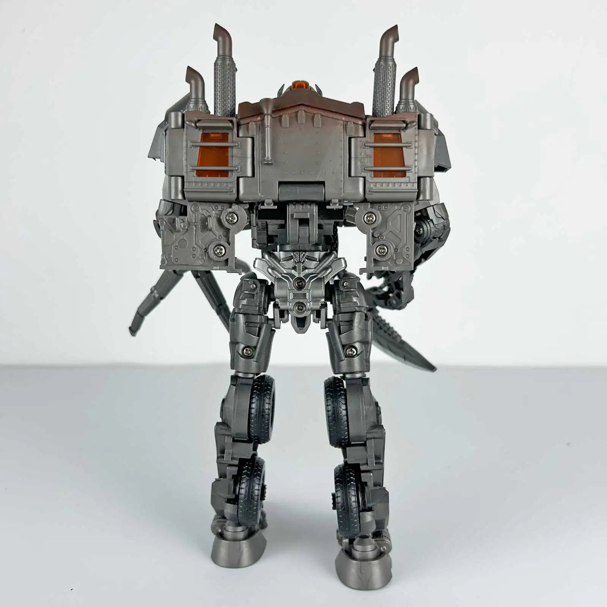 Transformers-Figur Scourge Studio Series 18 cm — Zubehör-Set in Weiß und Grau