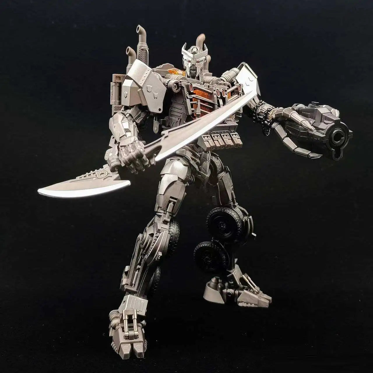 Transformers-Figur Scourge im Bestienmodus TW1031 — Verchromter Vierbeiner mit vollständigem Zubehör