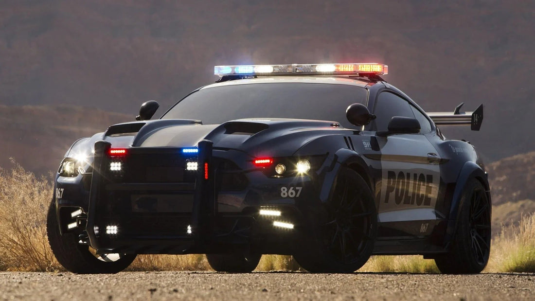 Voiture de police Ford Mustang noire, Barricade, sur route désertique, feux allumés – Transformers
