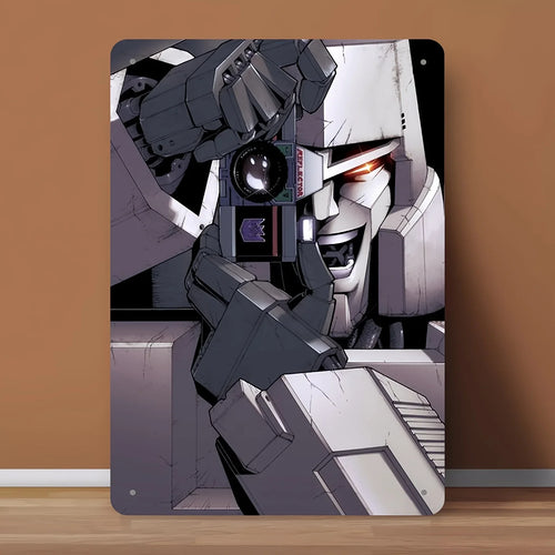 Plaque décorative Megatron stylisé, robot gris tenant une caméra sur fond marron – Transformers.
