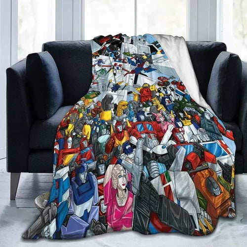 Plaid avec de nombreux personnages robots colorés, posé sur un canapé dans un salon lumineux – Transformers.