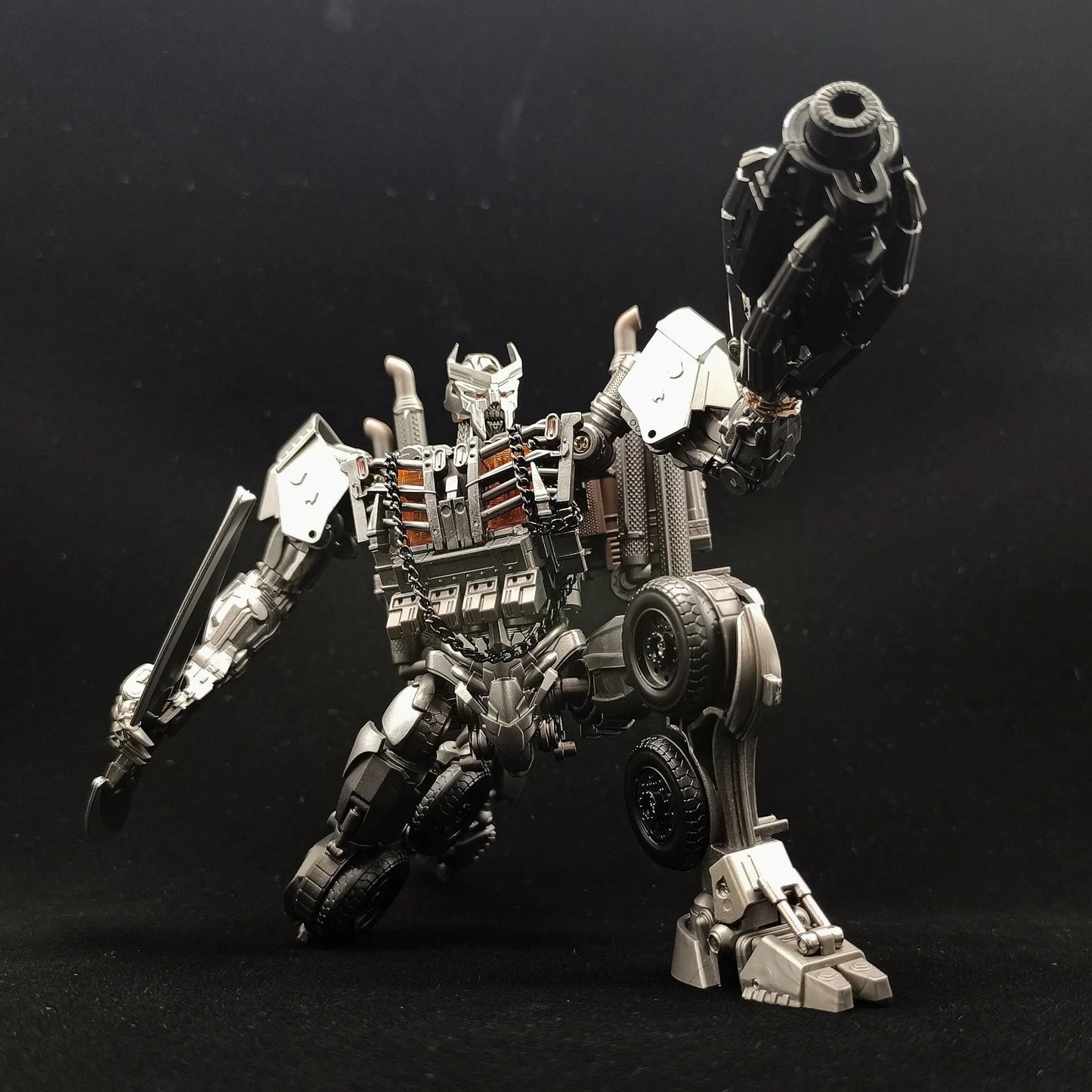 Transformers-Figur Scourge mit Schwert im Mondlicht TW1031 — Verchromter Kampfmodus als Sattelzug