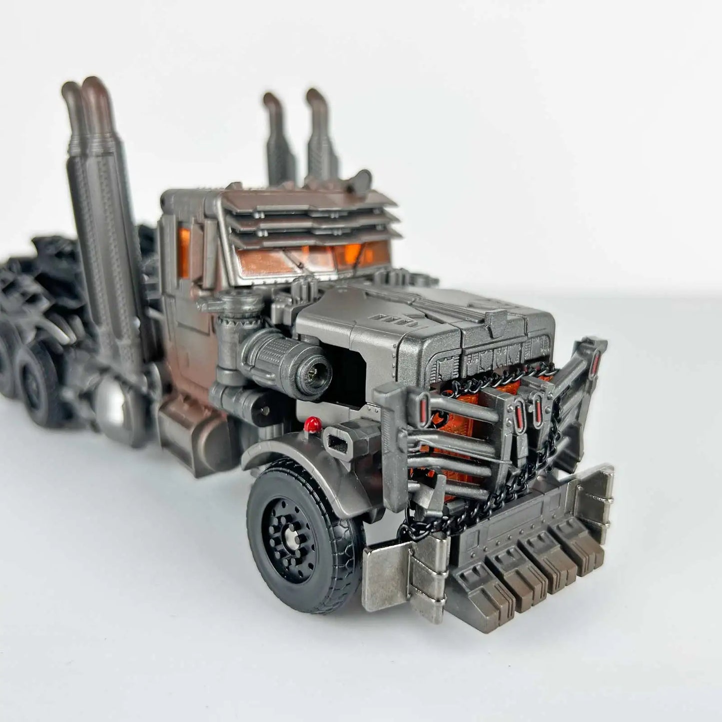 Transformers-Figur Scourge Studio Series 18 cm — Zubehör-Set in Weiß und Grau