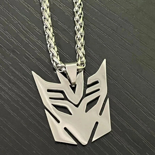 Collier pendentif acier logo Decepticon, chaîne argentée et fond noir texturé – Transformers.