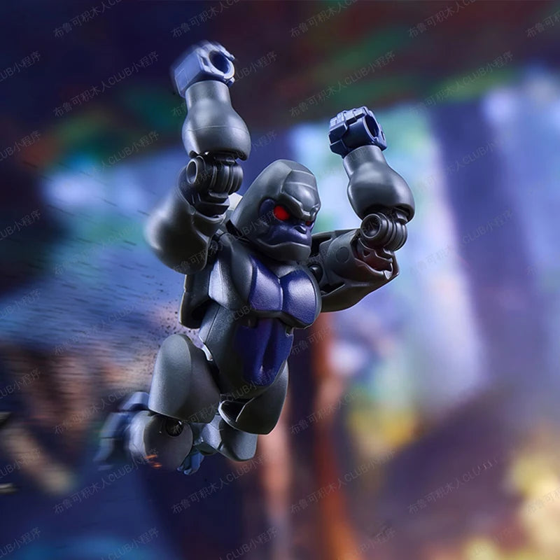 Transformers-Figur Optimus Primal in Kampfpose – Waldfoto mit erhobenen Fäusten