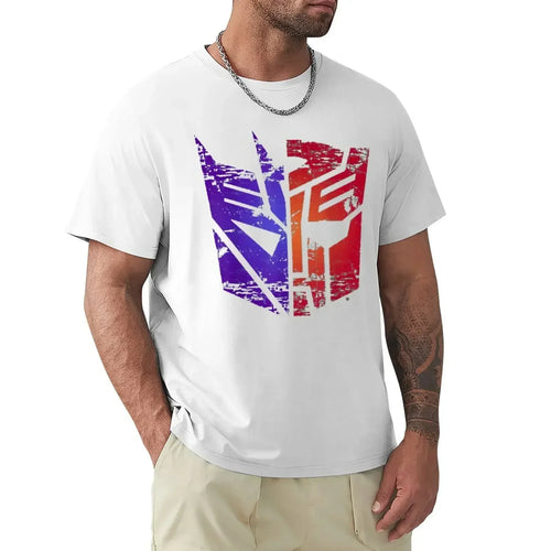 Homme portant un t-shirt blanc avec logo Transformers bicolore stylisé, posture décontractée – Transformers.