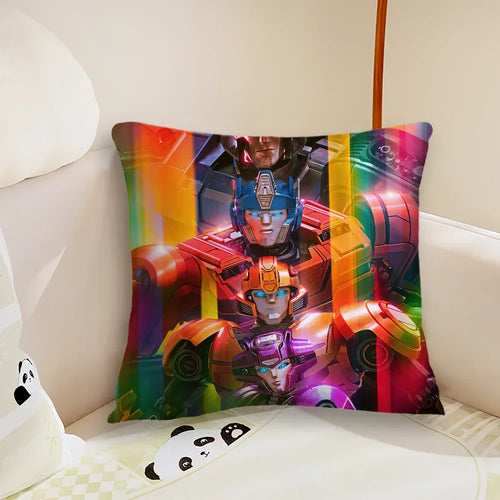 Coussin décoratif Transformers avec trois robots colorés, style futuriste, sur un canapé beige – Transformers.