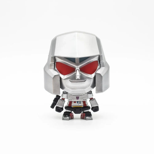 Figurine Megatron chibi argenté avec casque, yeux rouges et fond blanc – Transformers.