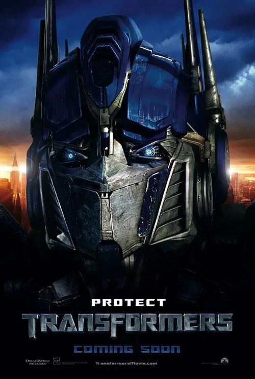 Affiche de film Transformers avec Optimus Prime en gros plan, fond urbain sombre et ciel dramatique – Transformers.