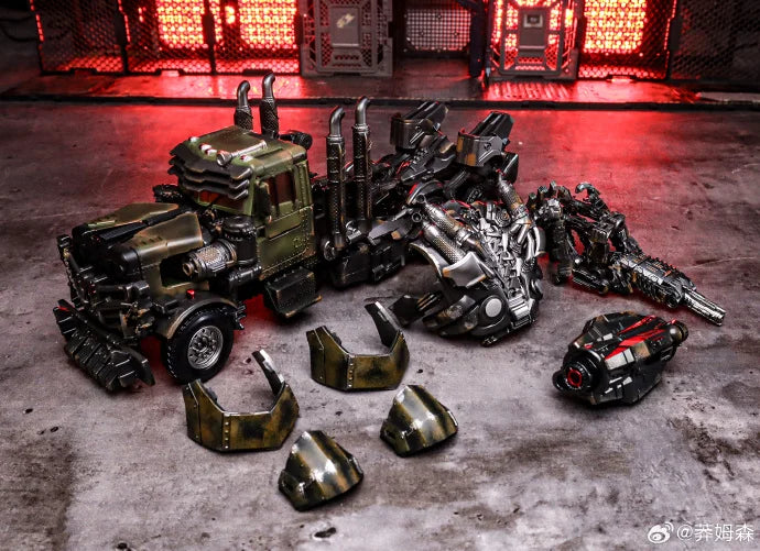 Transformers-Figur Scourge mit goldener Patina — Detaillierte Büste in rostiger Ausführung