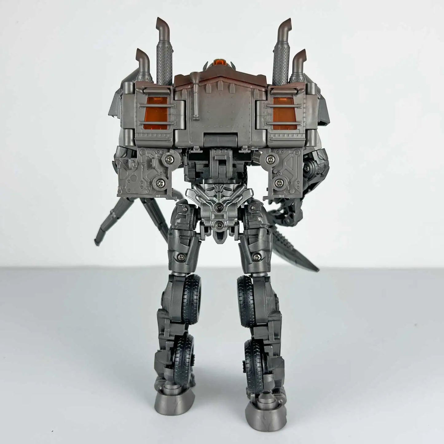 Transformers-Figur Scourge Studio Series 18 cm — Zubehör-Set in Weiß und Grau