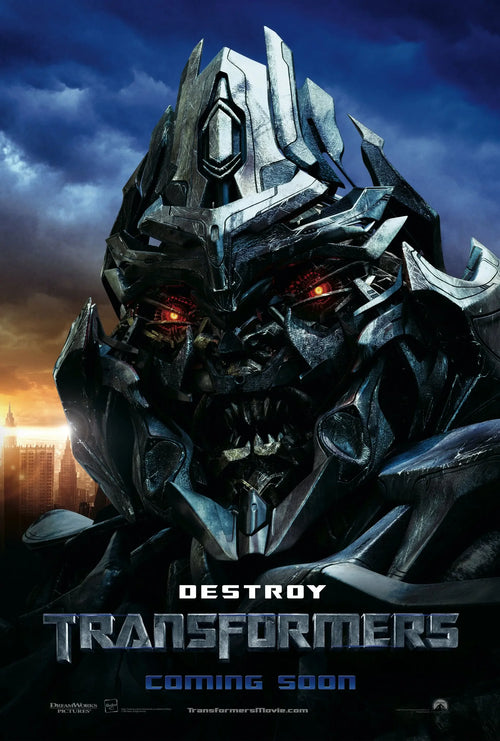 Affiche Transformers montrant un robot métallique menaçant, yeux rouges et armure sombre, ciel orageux en fond – Transformers.
