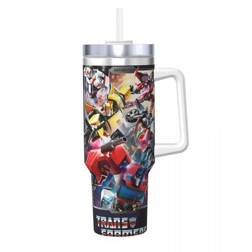 Tasse avec paille décorée de robots colorés en action sur fond dynamique – Transformers.