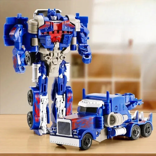 Jouet robot bleu et rouge Optimus Prime en posture droite, transformé en camion devant décor intérieur – Transformers.