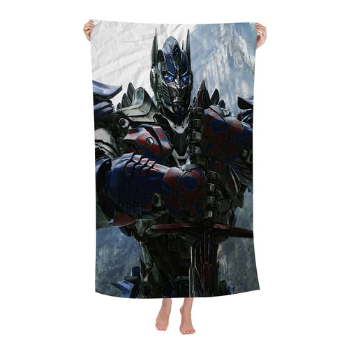 Serviette avec Optimus Prime en armure, tenant une épée, fond montagne, couleurs sombres – Transformers.
