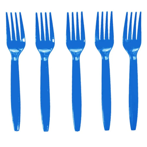 Cinq fourchettes en plastique bleu alignées sur fond blanc.