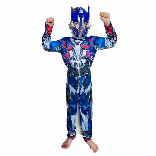 Enfant déguisé en costume Optimus Prime bleu et rouge, bras levés, fond blanc – Transformers.