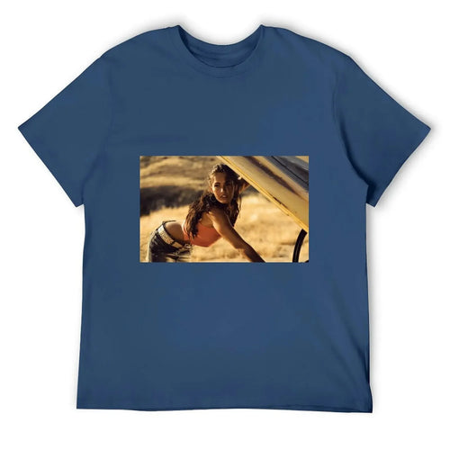 T-shirt bleu avec image d’une femme penchée sous un capot de voiture, décor désertique – Transformers.