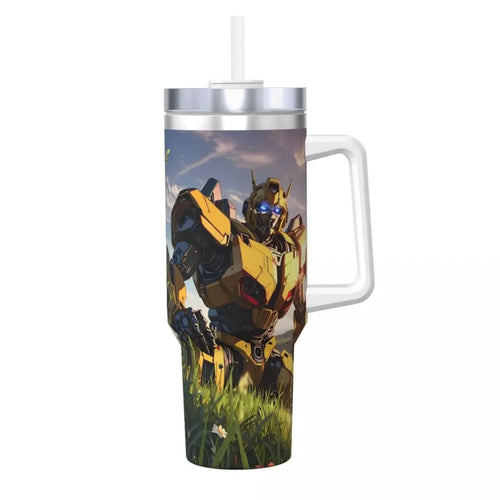 Gobelet isotherme avec illustration de robot jaune en posture dynamique, sur fond de nature – Transformers.