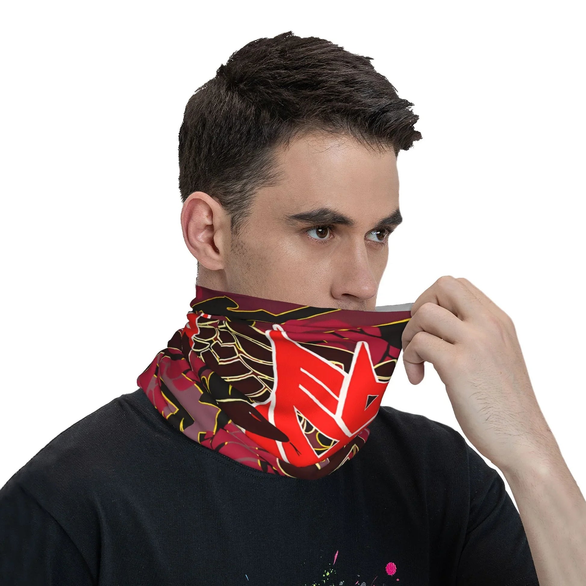 Homme portant un tour de cou rouge à motif logo robot stylisé, fond neutre – Transformers.